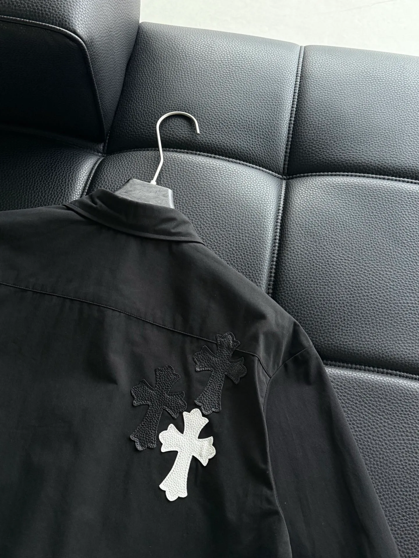 P510 Chrome Hearts leather cross leather embroidery shirt jacket! OS version can be worn by both men and women! The fabric is made of twill gauze cotton fabric! The texture is clear and smooth, not easy to wrinkle or fade! The embroidery process is complex and repetitive, and the requirements for the embroidery machine are very strict. The distance is always 45 centimeters! It won’t work if the spacing is too big, and it won’t work if it’s too small! The hardware is all carved and cast. This piece of clothing consumes a lot of material. More than 3 meters of material is used for one piece of clothing! After the garment is made, it needs to be fixed at high temperature, washed at a water temperature of more than 70 degrees, and softened by adding softener to make the upper body softer and smoother!   Color: black white Size: m-3xl Style number: 5879➕3731